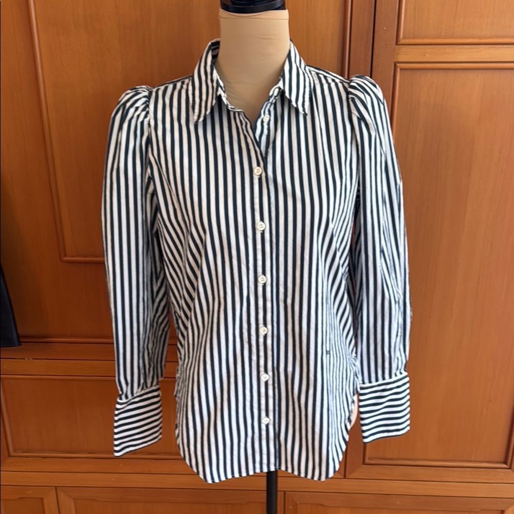 Frame organic cotton button down. Padded shoulders, worn twice. Size small